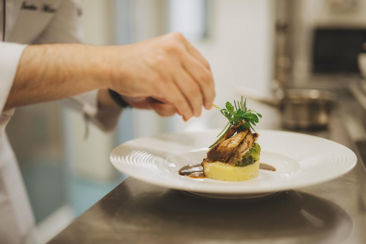 Les Deux Tours Hotel Marrakesh Exterior photo A chef finishing a plate of food