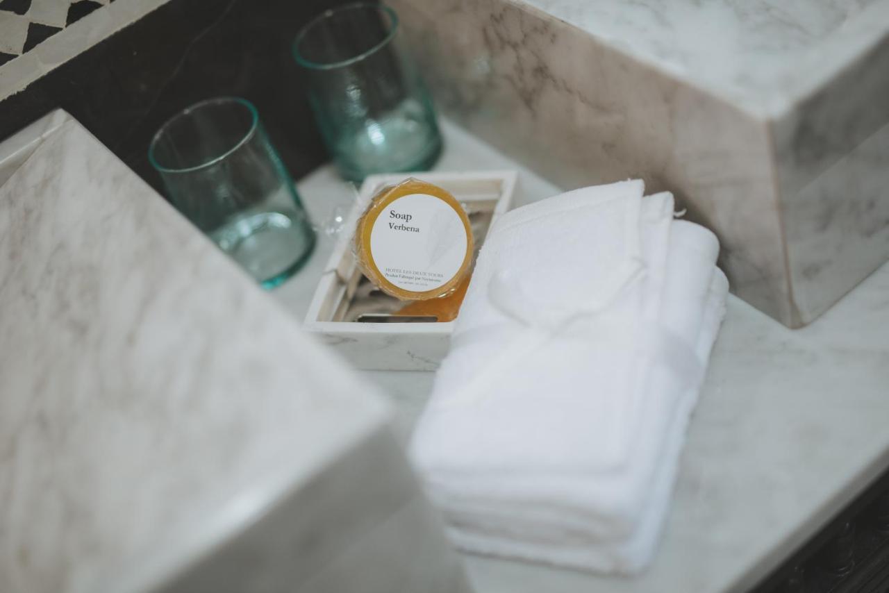 Les Deux Tours Hotel Marrakesh Exterior photo Soap and towels in a hotel bathroom