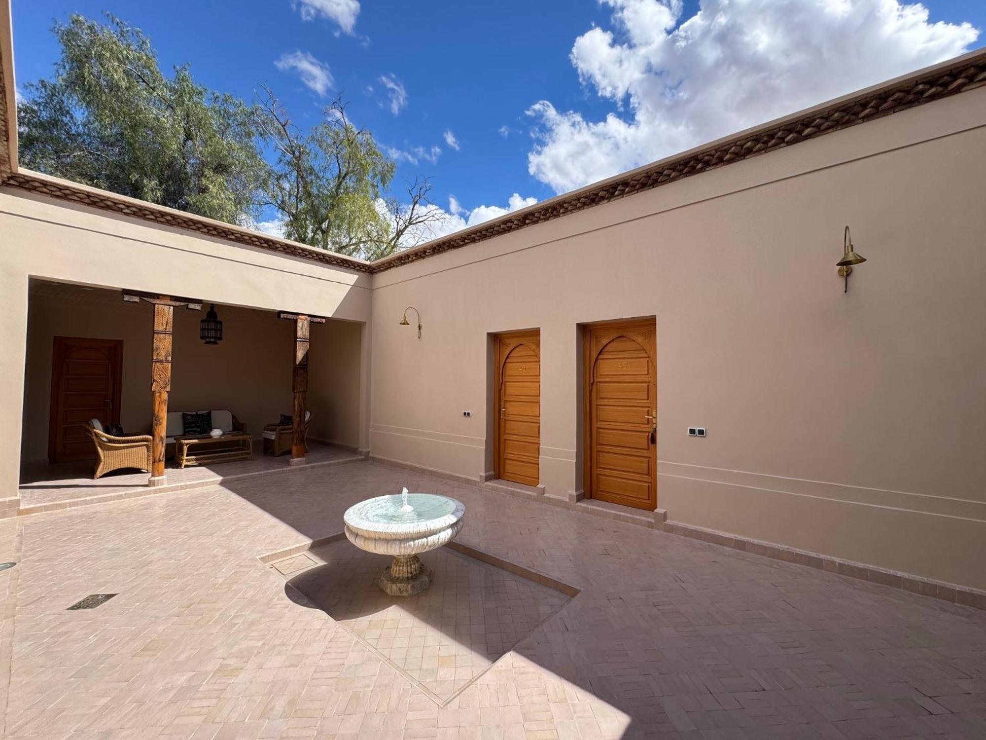 Les Deux Tours Hotel Marrakesh Exterior photo The courtyard of the hotel
